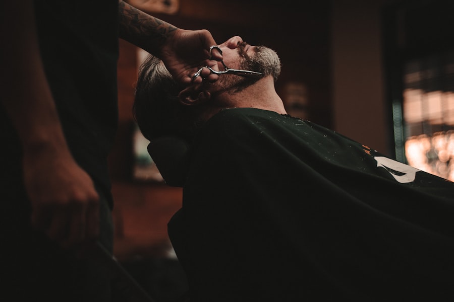 Barbero cortando cabello en Distrito Norte