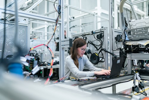 Técnico usando herramientas de precisión en una instalación